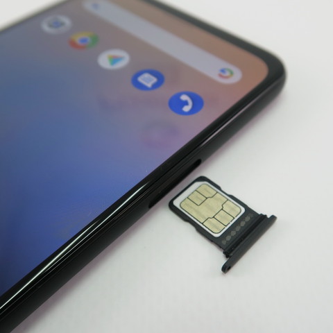 左側面にはピンで取り出すタイプのSIMカードトレイを備える
