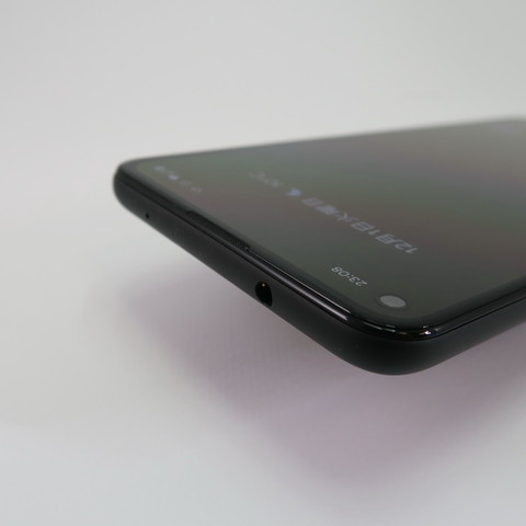 上部には3.5mmイヤホンマイク端子を備える