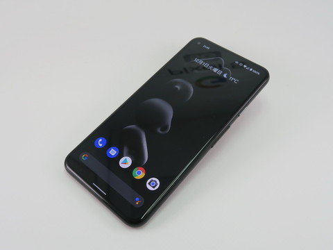 Google「Pixel 5」、約144.7mm（高さ）×70.4mm（幅）×8.0mm（厚さ）、約151g（重さ）Just Black（写真）、Sorta Sageをラインアップ。auとソフトバンクでも同一モデルを販売