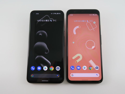 「Pixel 5」（左）と「Pixel 4」（右）の前面。ボディの大きさは変わらないが、画面サイズはひと回り大きい。画面最上部のステータスバーの位置の違いで、よくわかる