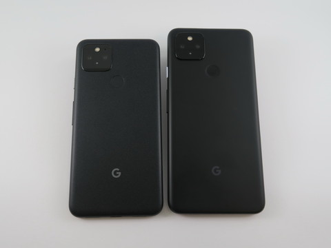 「Pixel 5」（左）と「Pixel 4a（5G）」（右）の背面。サイズは異なるが、基本的なデザインやレイアウトは同じ。