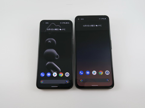 国内では同時に発表されたPixelシリーズ初の5G対応端末「Pixel 5」（左）と「Pixel 4a（5G）」（右）の前面。ボディとディスプレイサイズがひと回り違う
