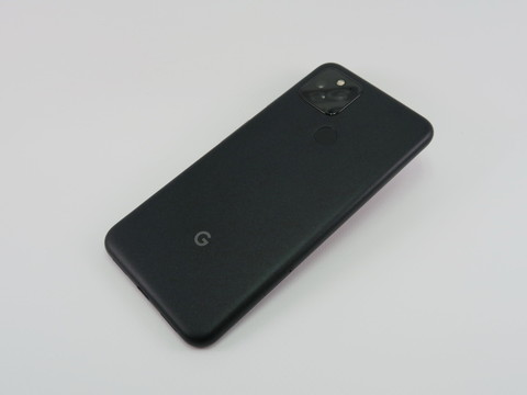 背面は「大理石」を意識したというマットな仕上げ。指紋の跡も付きにくく、触り心地も独特