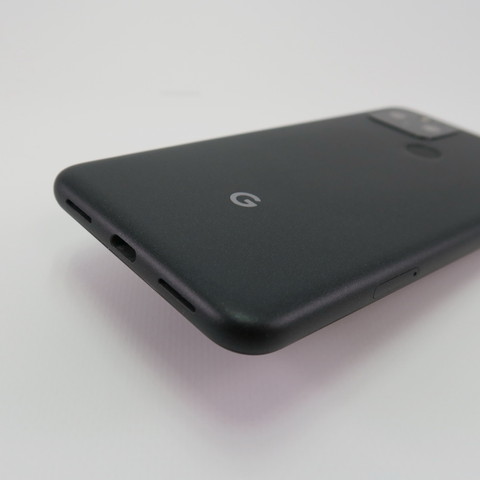 下部にはUSB Type-C外部接続端子を備える