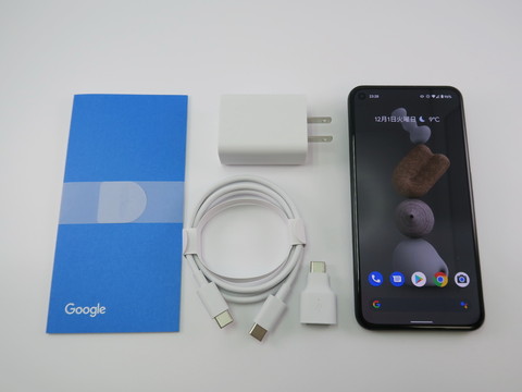 パッケージには18W対応USB-C電源アダプター、1メートルのUSB-C - USB-C ケーブル（USB 2.0対応）、クイックスタートガイド、クイックスイッチアダプター（USB-C - USB-A変換アダプタ）などが同梱される