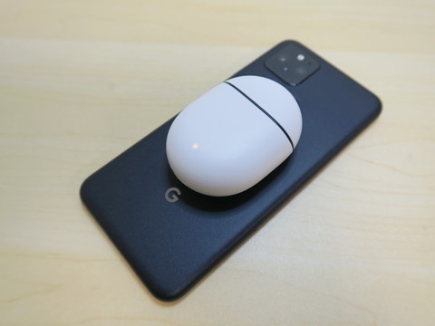 「Pixel Buds」はワイヤレス充電に対応のため、この状態で充電できる