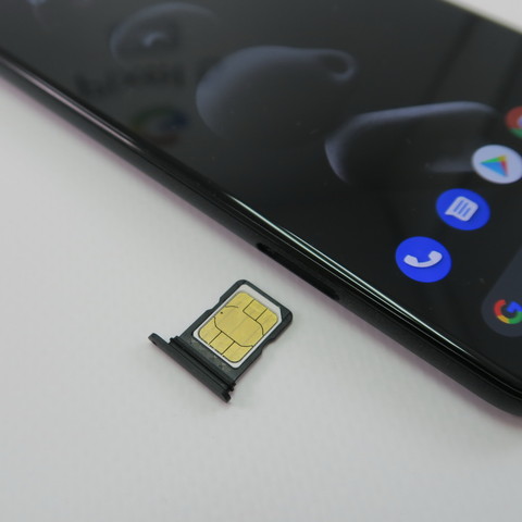 左側面にはピンで取り出すタイプのSIMカードトレイを備える