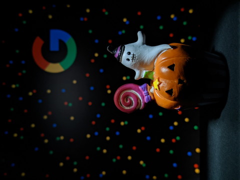 暗室を模した箱にフィギュアを置き、真っ暗な中で撮影。ライバル機種の最新の『話題のスマホ』では「もう少し明るさが必要です」と表示されたが、「Pixel 5」では何も問題なく、夜景ナイトモードで撮影できた。