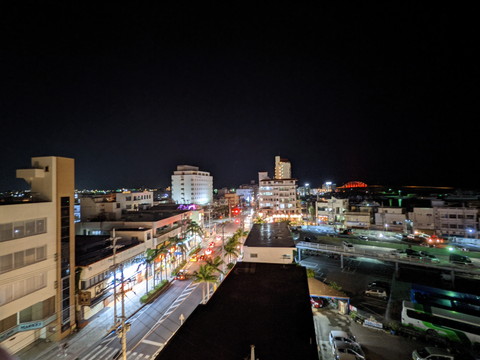 「Pixel 4a（5G）」の超広角カメラ（0.6x）で夜景を撮影