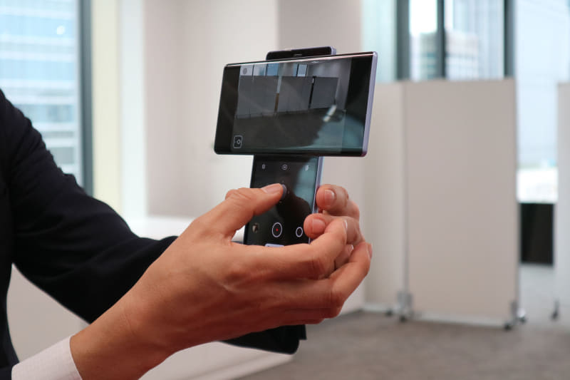 ジンバルのようにカメラ撮影できる。