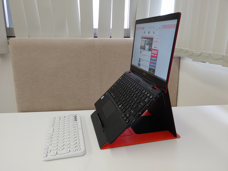 45度は目の高さとしては最適。文字入力は外部キーボードを使うと便利