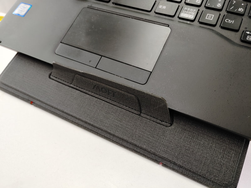 フリップ部分をめくってノートパソコンを設置