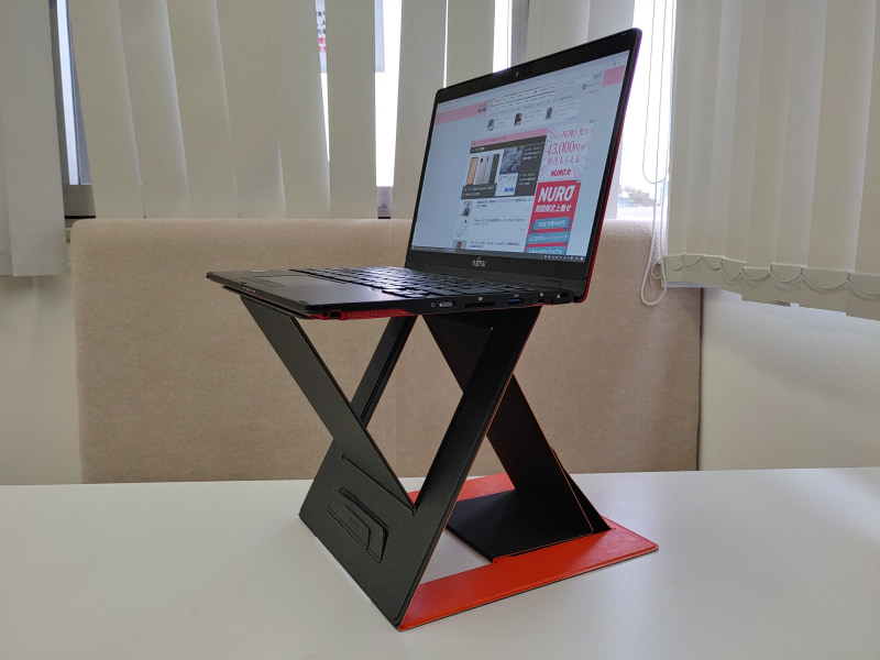 スタンディングモード。立ちながら作業のほかに簡易テーブルとしても使える