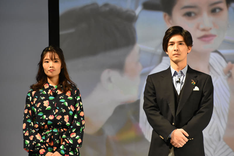 サービスデザイン部の佐々木 千枝氏（左）とマーケティング部の髙山 賢人氏（右）