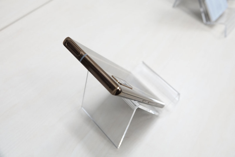 本体の厚みは約8.5mm。薄さと強靭性、豊富な機能を兼ね備えている