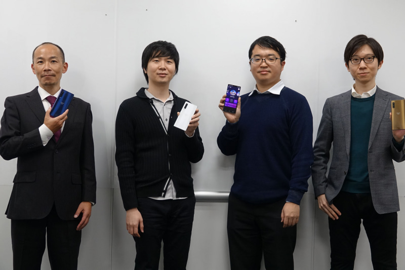 左からFCNT事業本部プロダクト事業部開発グループの山崎 徹氏と淺野 達哉氏、営業本部デジタルマーケティング企画開発部の森田 博典氏、経営戦略室兼営業本部の外谷 一磨氏