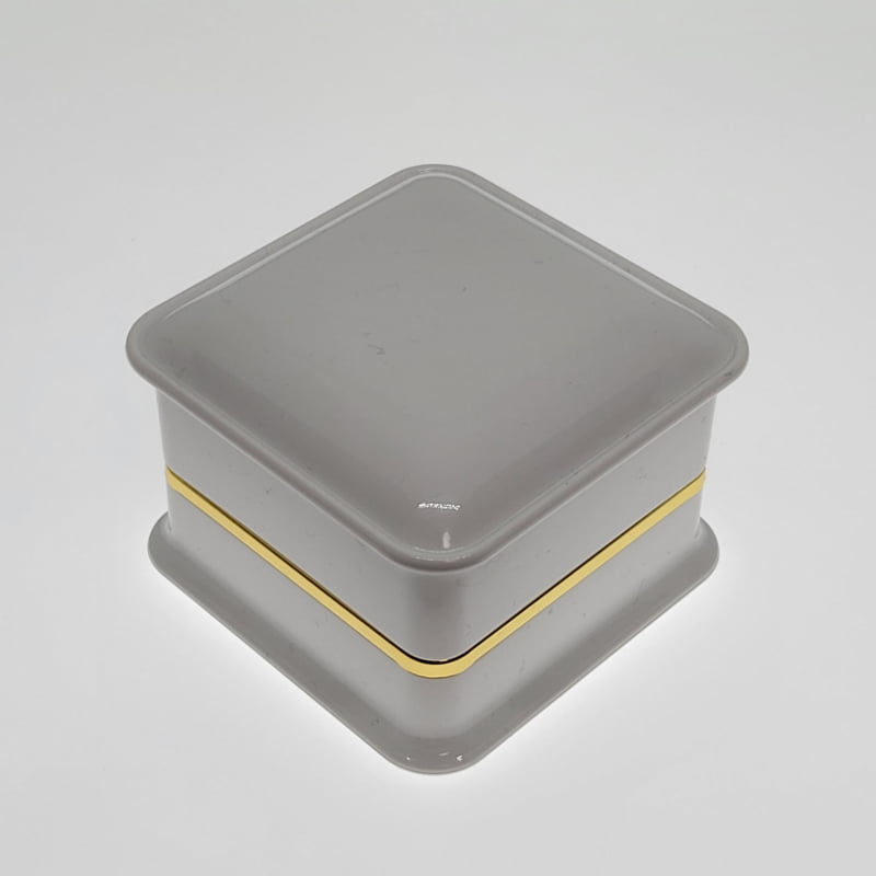 筆者が買ったのはノーブルなホワイト外観のソフトイメージの指輪ボックス