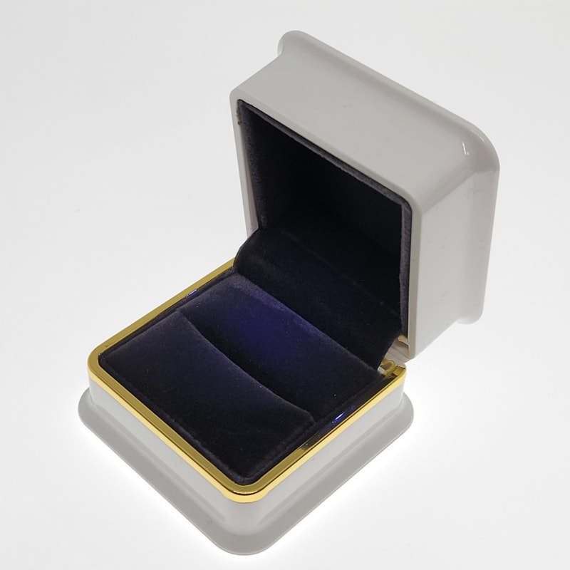 内部はLED照明が映える濃いブルーのベルベット