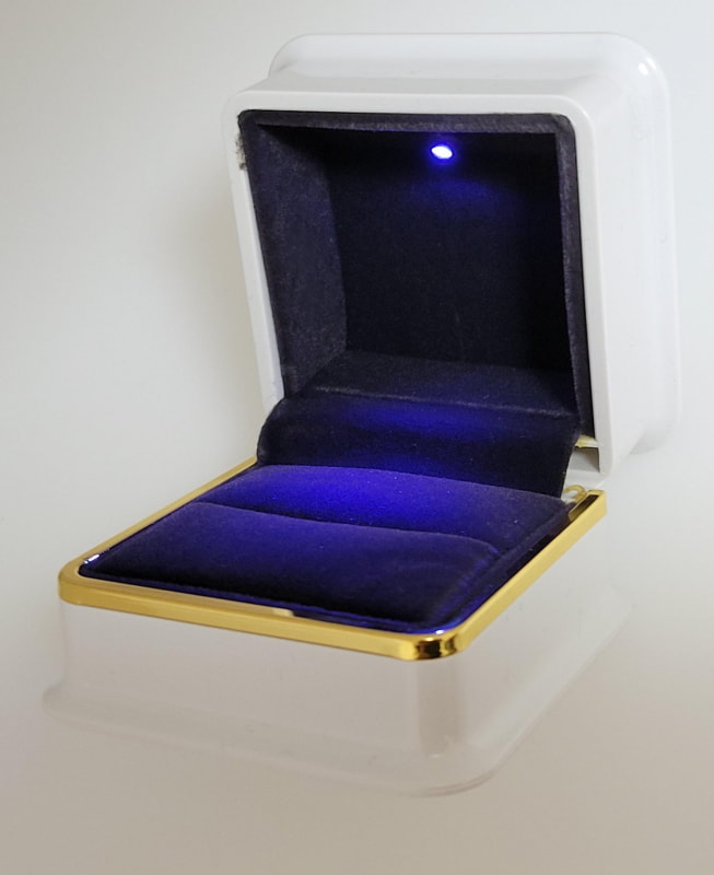 LED照明は俯角55度、距離60㎜位置にある指輪のセンターストーンポジションを狙うよう固定されている。残念だがバッテリー交換は出来ない