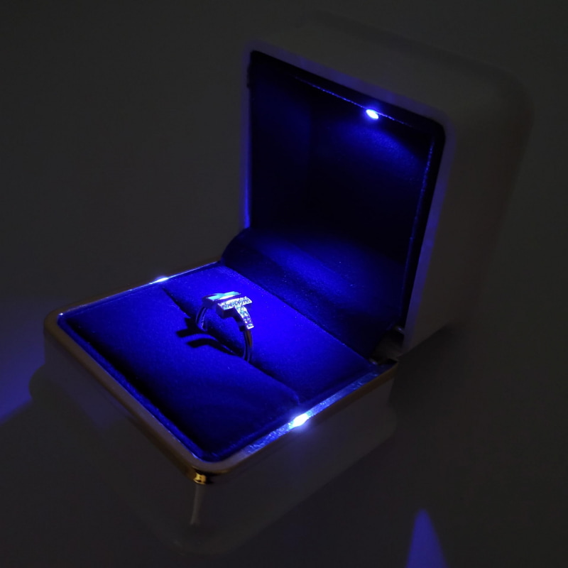 LEDのライトは近距離なので余り拡散せずピンポイントでリングのトップストーンを狙ってくれる