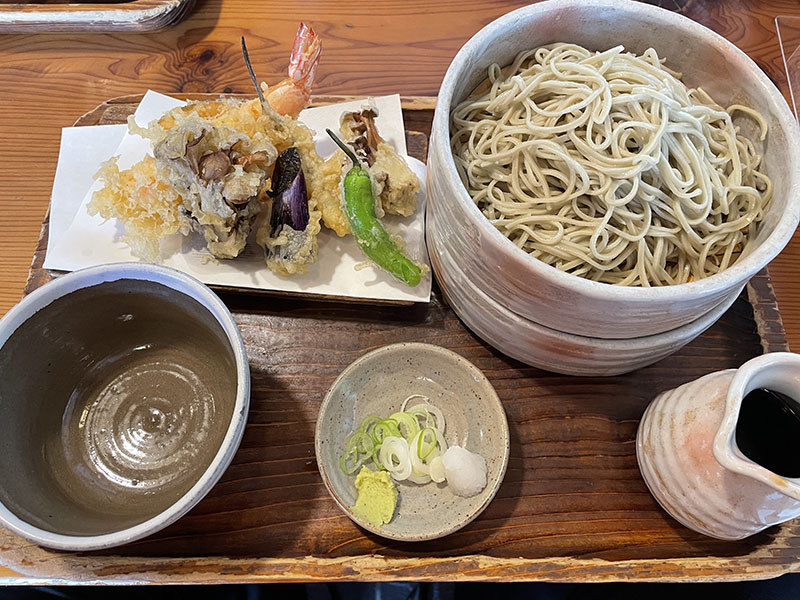 新そばと天ぷら。肉眼で見たよりもすこ〜しだけ色鮮やかという印象だが、おいしそうに写った