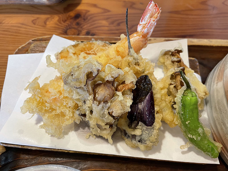 新そばと天ぷら。肉眼で見たよりもすこ〜しだけ色鮮やかという印象だが、おいしそうに写った