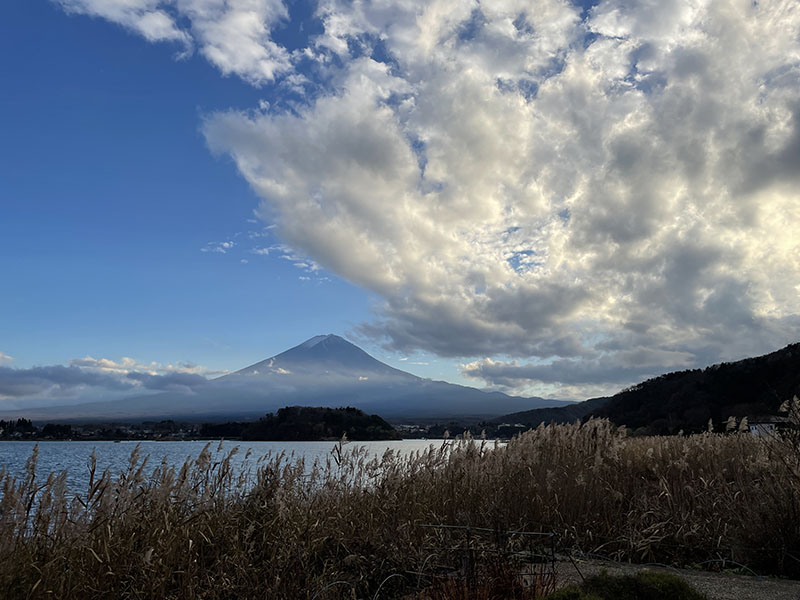 富士山。左が1.0倍広角カメラによるもので、右が0.5倍超広角カメラによるもの。超広角カメラは楽しい♪　……ちょっと傾いてしまったが