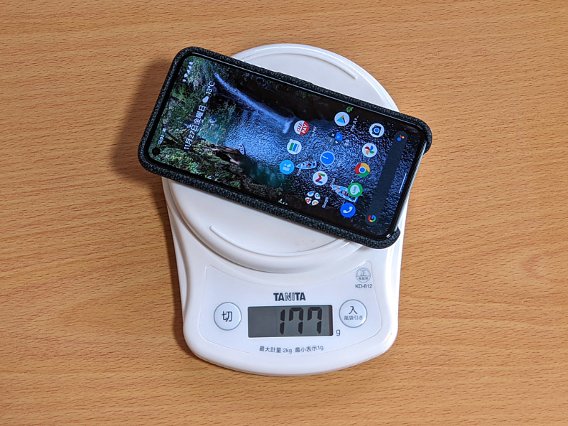 Pixel 5に純正ケースを付けると、実測で177gだった