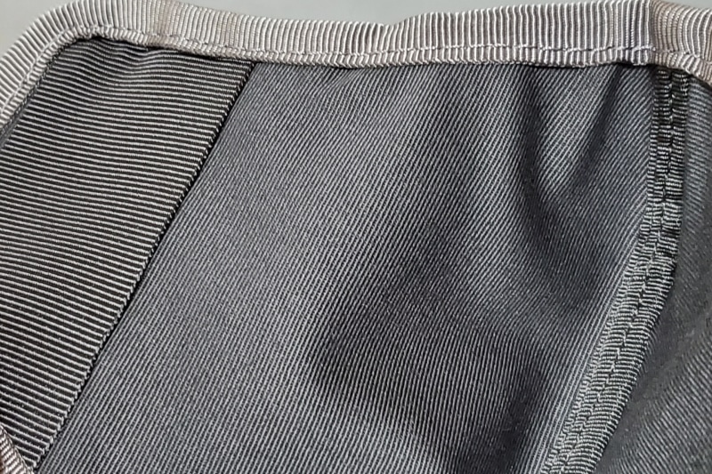 指でつまんでみないとわからないのだが、二層構造になっていて、肌に当たる部分にはクレンゼ加工の施された生地を採用している