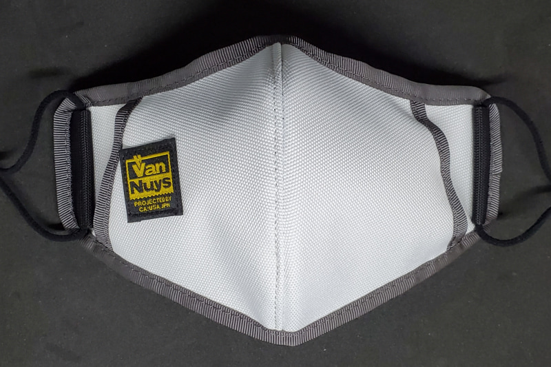 マスクの両側のラインはただのデザインではなく給排気ダクト