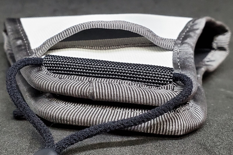 何もない穴ではなく、クレンゼ加工の施された生地が内側にあるのが見える。上側の生地にゆとりがあるため隙間が生まれている