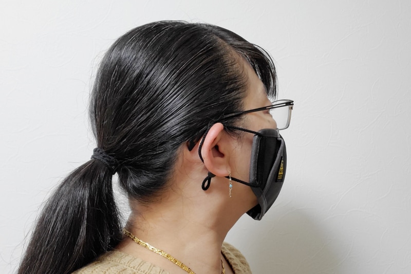 給排気ダクトの開放部は後方に向かっている。対面している相手にくしゃみの飛沫が盛大にかかるようなことが避けられる