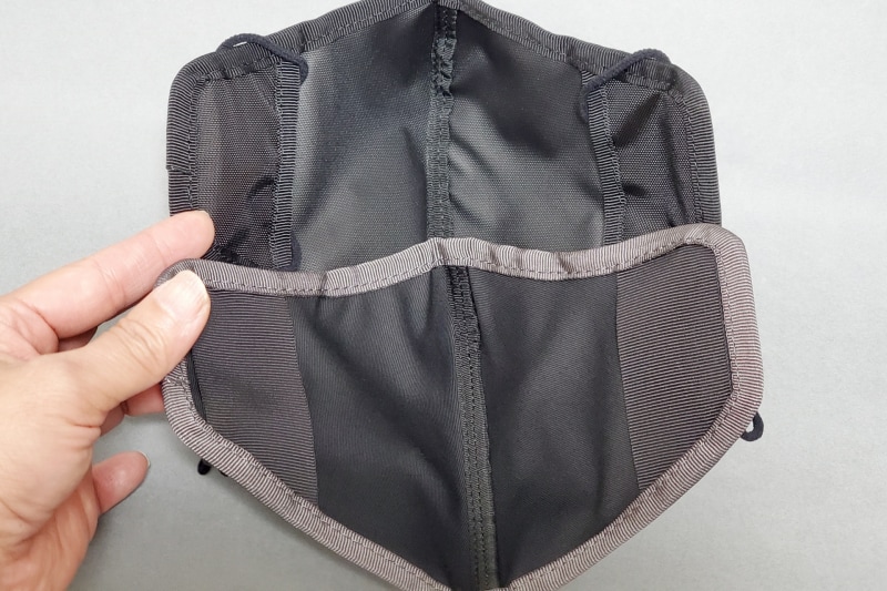 旧製品同様、マスクやティシューペーパーを挟み込めるポケット付き