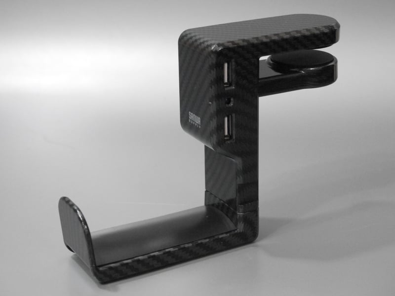 フック本体。側面には充電用のUSBポート×2が付属する