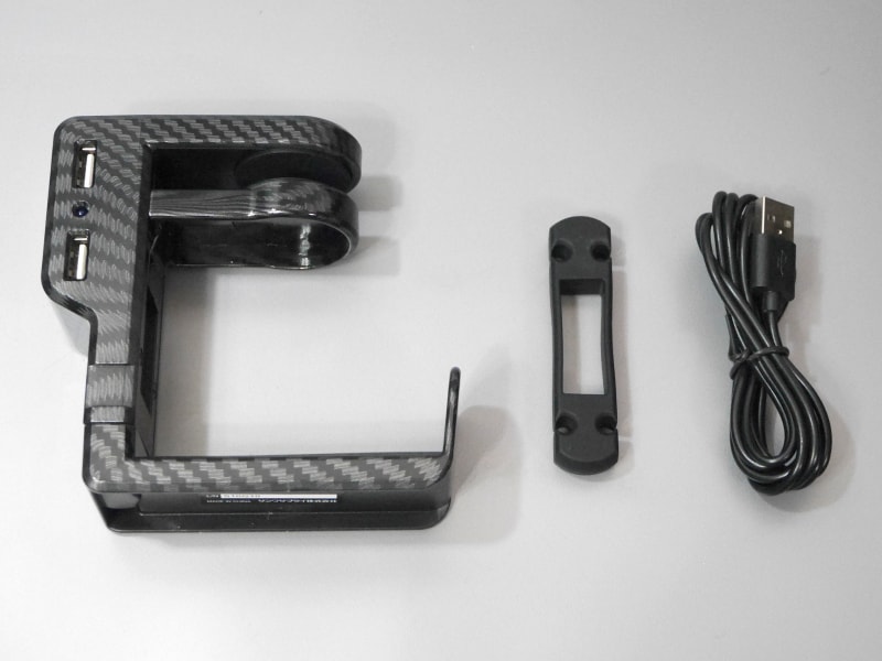 同梱品。本体、ケーブル固定用のオプション、ケーブルが付属する