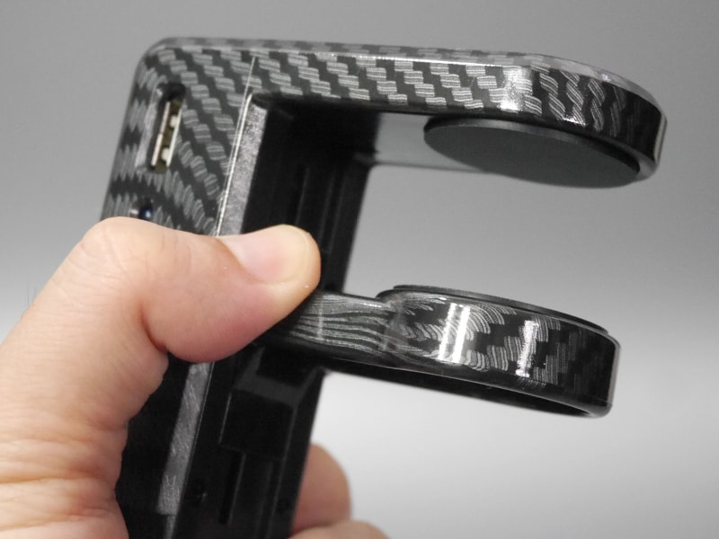 フックは万力のように手動で締め付けるのではなく、バネで挟む仕様。厚み10～38mmまでの天板に対応する