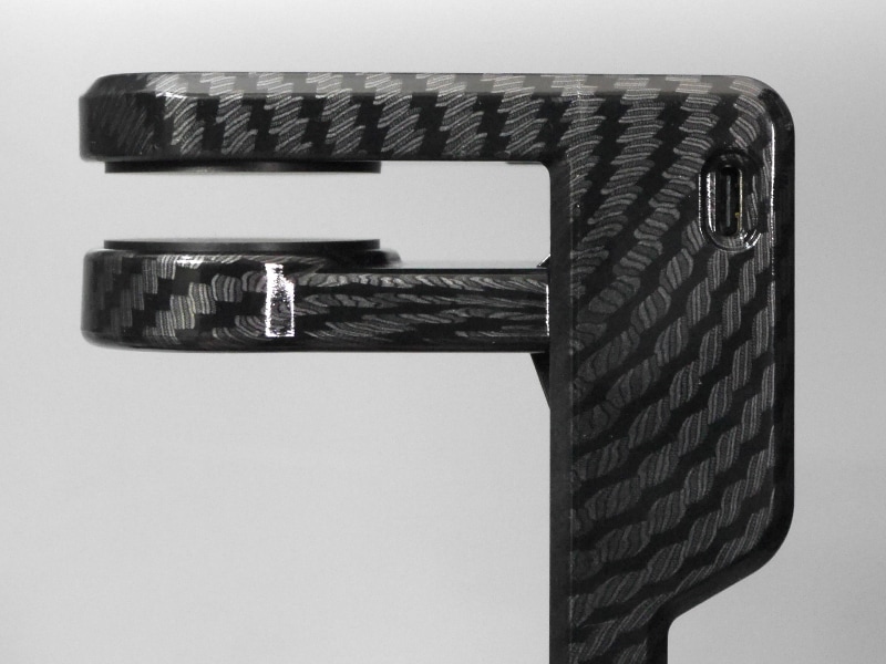 右側面には給電用のUSB Type-Cポートを備える