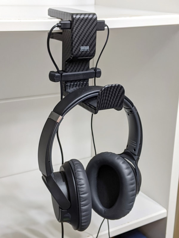 棚に取り付けてヘッドホンをかけた状態。ケーブルはクリップに挟み込んで配線できる