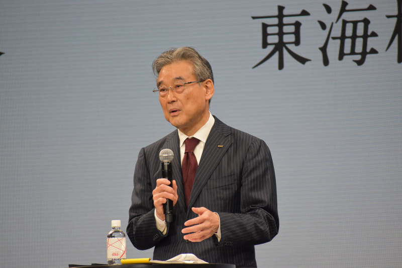 記者からの質疑に応えるKDDI代表取締役執行役員副社長の東海林 崇氏