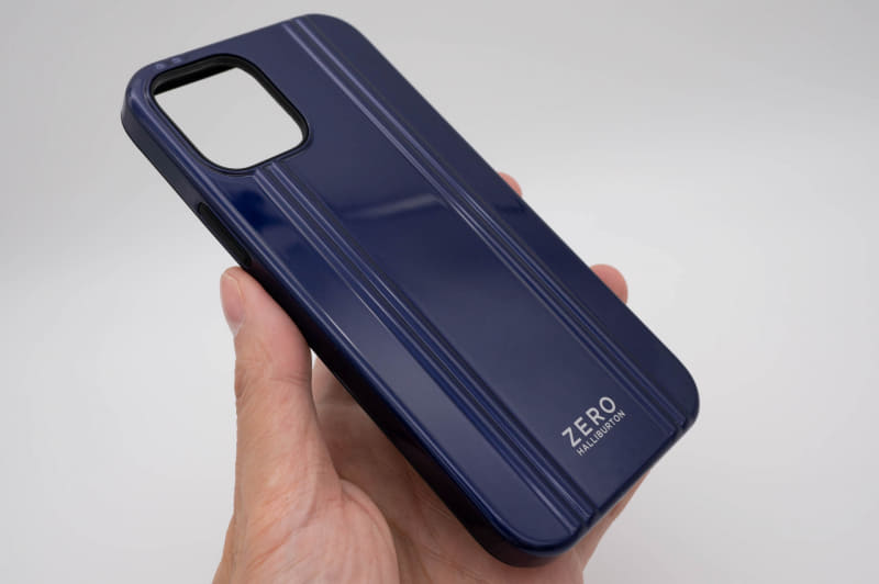 側面はiPhone 12自体と同様、やや直線的な形状になっている