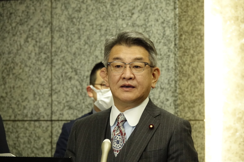 囲みに応じる二大臣