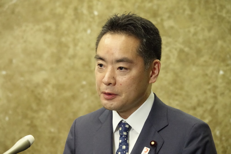 囲みに応じる二大臣