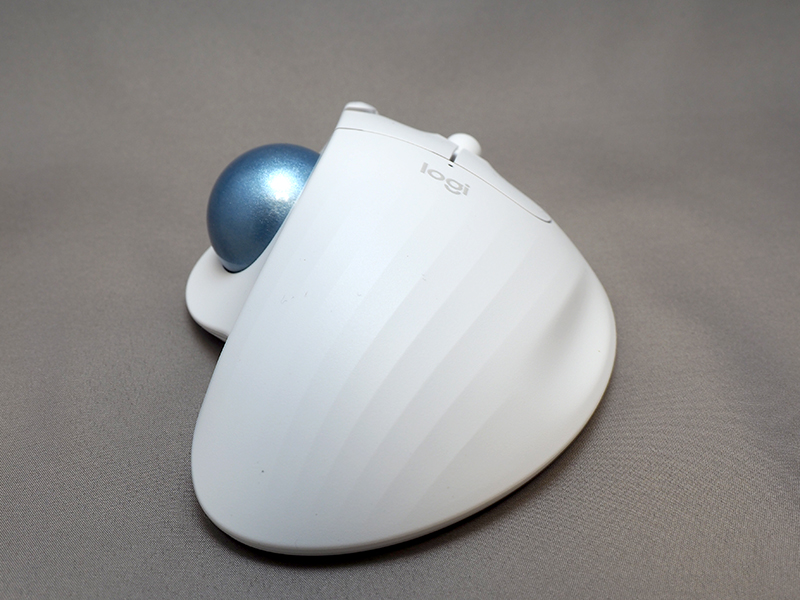 右に向かって傾斜しており、手首が自然な形で置けるエルゴノミクスデザインになっている