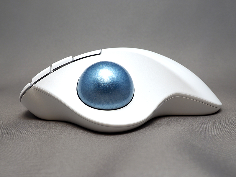 清潔感のあるオフホワイトを選択。グラファイト、ブラックといったkらーもラインナップされている