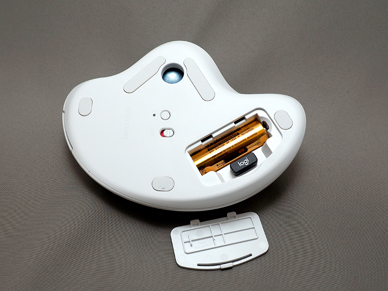 裏面に電源スイッチとペアリングボタン。単3電池の電池ボックスの横にはUSBレシーバーの格納スペースがある