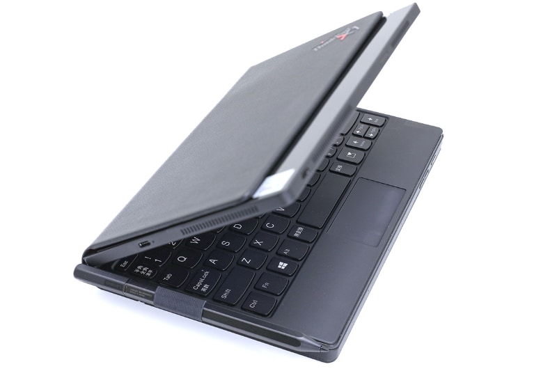ThinkPad X1 Fold本体にキーボードをマグネットで吸着させたうえで折りたためる。キーボード左側にはファブリックのループがあり、そこにペンを保持しておける