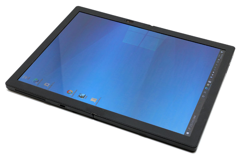 広げて13.3インチタブレットパソコンとした状態。サイズは約299.4×236×11.5mm