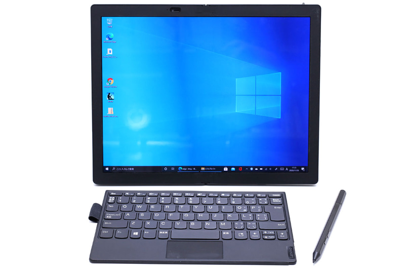 自立させた状態の「ランドスケープモード」。ちなみに付属の専用キーボードはBluetoothキーボードで、ThinkPad X1 Foldがどのモード（形状）でも使用できる