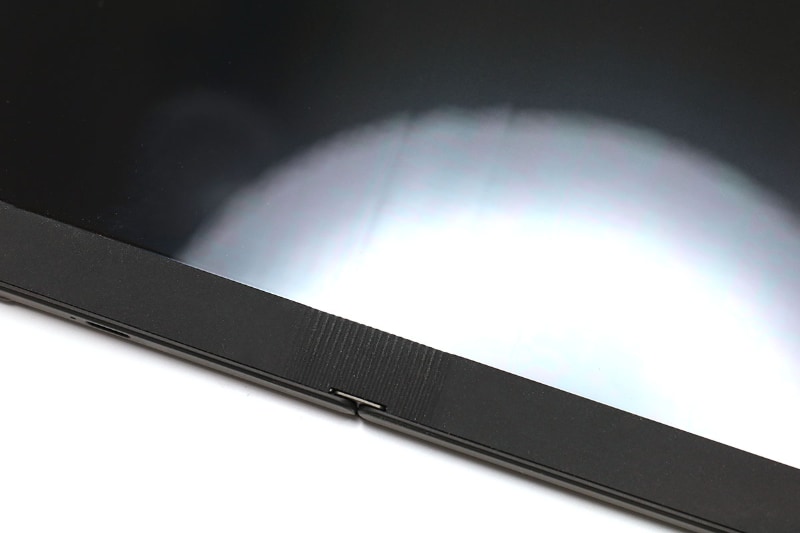 ディスプレイを消灯するとヒンジ部のごく微妙な歪みを、ほ〜んの少し見つけやすくなる