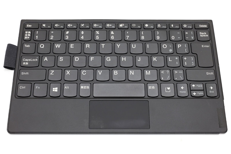 極薄のBluetoothキーボードだが、意外なほど剛性感があり、クリック感のある打鍵感も好印象。ThinkPad X1 Foldにマグネットで吸着した場合、ThinkPad X1 Fold側の電池残量が十分あれば、このキーボードが無線充電される